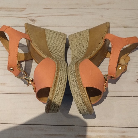 Beautiful Coral color sandals by Bella MarieπΊπΊπΈ - Picture 3 of 7